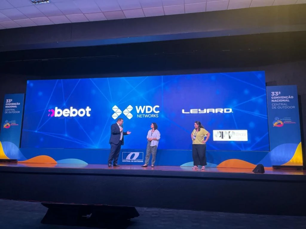 Leilão: obra de arte em lona de outdoor reutilizada durante a Convenção Nacional Central de Outdoor é arrematada por CEO da DREAMMEDIA, de Portugal