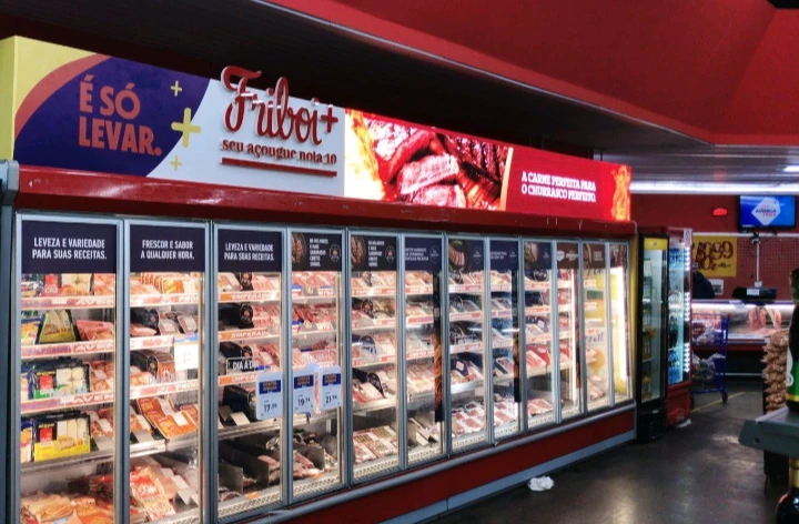 Parceria entre Friboi e The LED digitaliza a comunicação em açougues