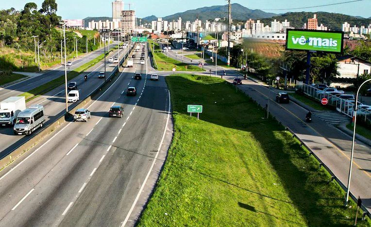 VêMais instala primeiro outdoor digital em rodovia de Balneário Camboriú