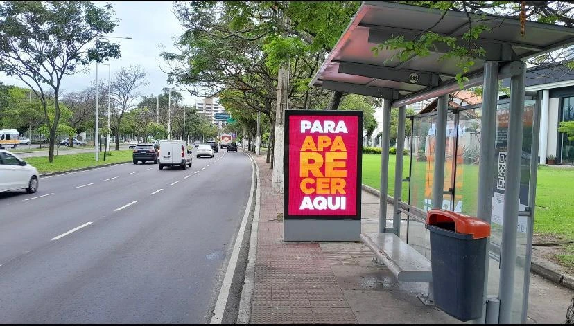 Vitória inova com Publicidade Digital em abrigos de ônibus