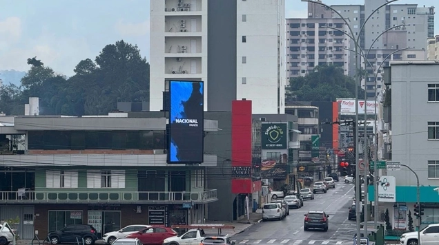 Brusque estreia seu primeiro painel de LED vertical; veja onde ele está
