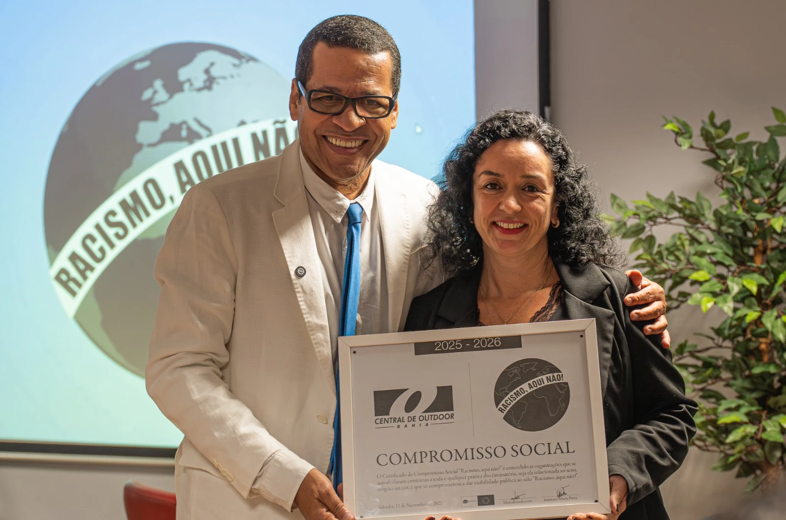Central de Outdoor da Bahia recebe certificado de compromisso social contra o racismo