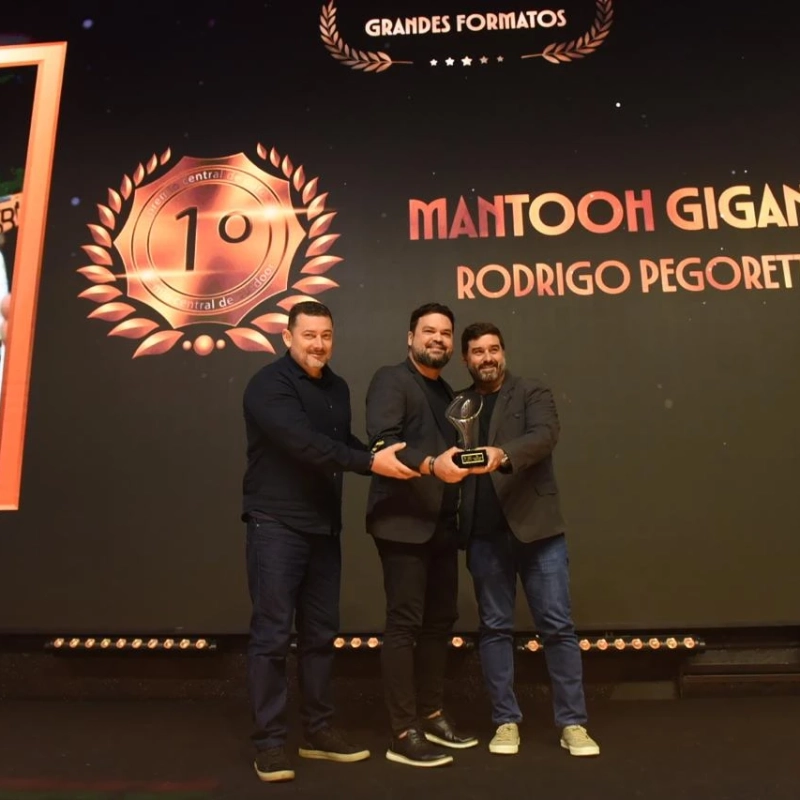 Rodrigo Pegoretti recebe ouro com a campanha “MANTOOH Gigante”, na categoria Grandes Formatos