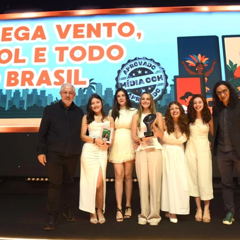 Grupo Camaleão, da PUC Campinas recebe ouro com a peça “Pega vento, sol e todo o Brasil”, na categoria Jovens Talentos