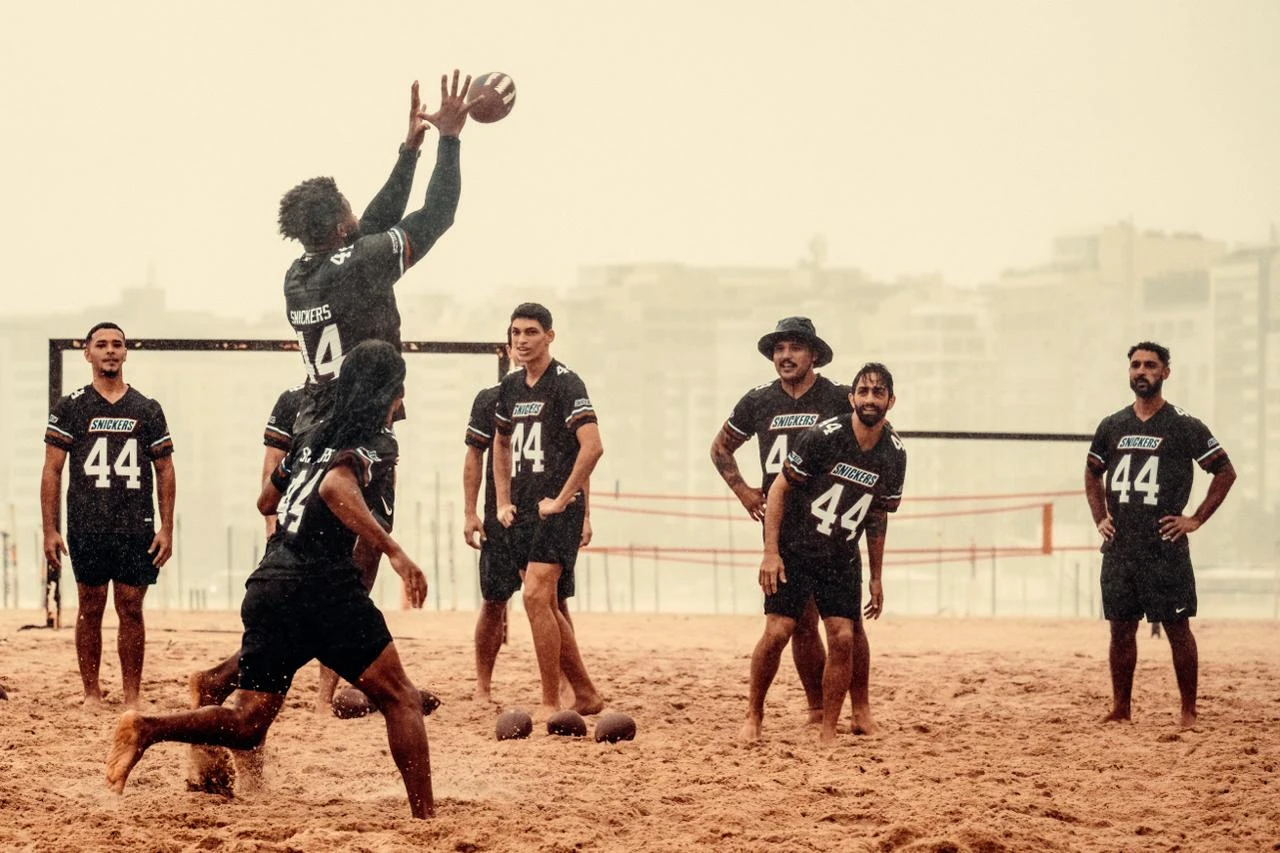 Snickers e MUDE ativam o Rio na semana da NFL com DOOH e experiências de marca